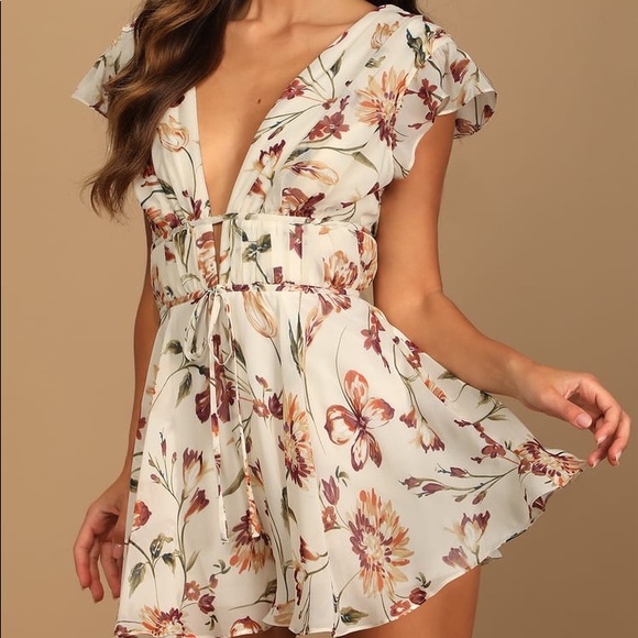 Lulus Pants - ✨ Lulu’s Flirty Ways Cream Floral Print Flutter Sleeve Romper ✨